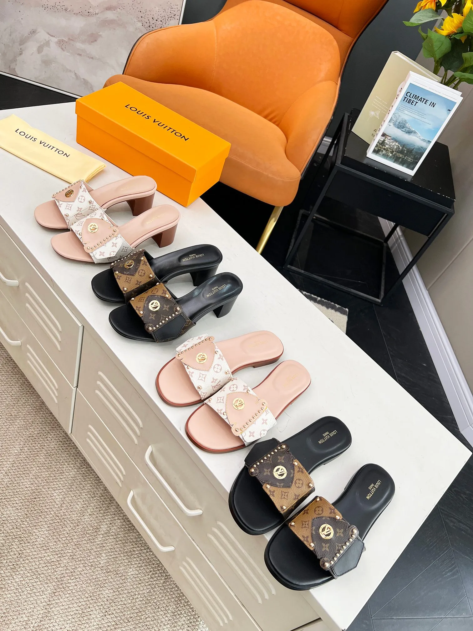 💕💕Factory direct selling price p400💕💕 Vuitton Louis Vuitton's latest 2024 spring and summer style. This LV Frame flat sandal is combined with Monogram and Monogram Reverse canvas, showing a fashionable and comfortable style. The wide front strap is embellished with studs and the LV Circle logo, echoing the opening and closing design of the Camera Box bag, and a durable leather outsole completes the look. Bringing a different visual feast to the hot summer Color: Brown White Size: 35 to 40 (4142 43 44 can be customized, non-returnable and non-exchangeable) (Genuine leather bottom can be customized +40) (Genuine leather bottom can be customized +30)
